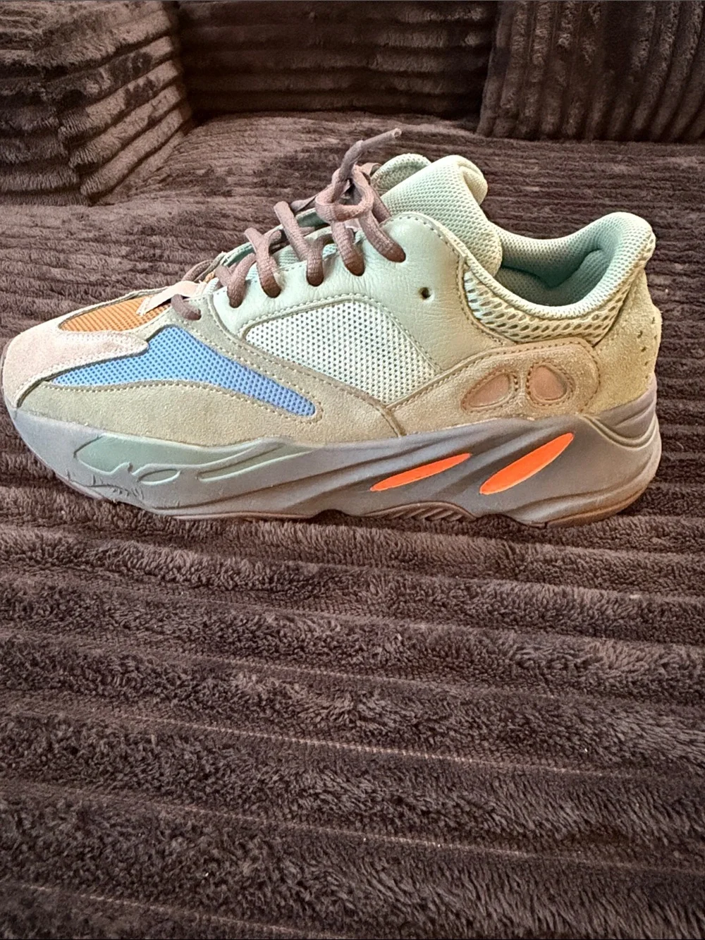 Adidas Yeezy boost 700